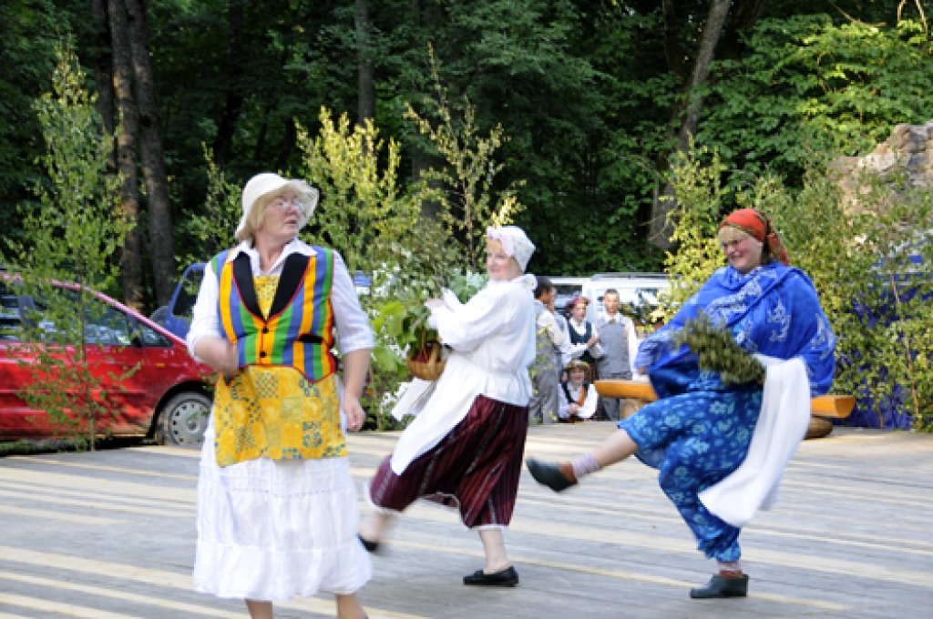 Pēterdienas svinības Kurmenē ir ilggadēja tradīcija, kas katru vasaru iezīmējas ar citādākām niansēm. 29. jūnijā gan ciemiņi, gan vietējie ļaudis bija aicināti apmeklēt Balto skolu, kur veidojas pagasta muzejs un atrodas vairākas iestādes....
Autors: Ivars Bogdanovs