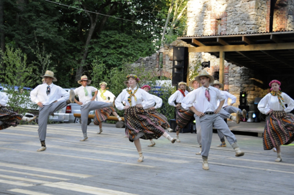 Pēterdienas svinības Kurmenē ir ilggadēja tradīcija, kas katru vasaru iezīmējas ar citādākām niansēm. 29. jūnijā gan ciemiņi, gan vietējie ļaudis bija aicināti apmeklēt Balto skolu, kur veidojas pagasta muzejs un atrodas vairākas iestādes....
Autors: Ivars Bogdanovs