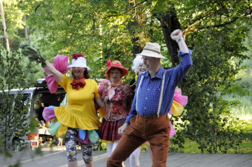 Pēterdienas svinības Kurmenē ir ilggadēja tradīcija, kas katru vasaru iezīmējas ar citādākām niansēm. 29. jūnijā gan ciemiņi, gan vietējie ļaudis bija aicināti apmeklēt Balto skolu, kur veidojas pagasta muzejs un atrodas vairākas iestādes....
Autors: Ivars Bogdanovs