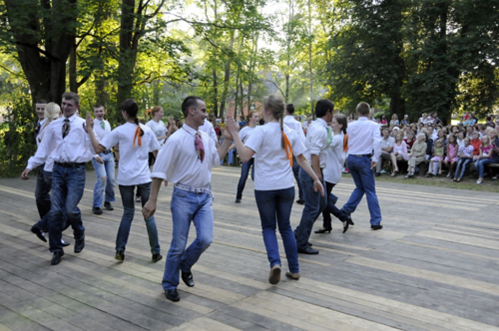 Pēterdienas svinības Kurmenē ir ilggadēja tradīcija, kas katru vasaru iezīmējas ar citādākām niansēm. 29. jūnijā gan ciemiņi, gan vietējie ļaudis bija aicināti apmeklēt Balto skolu, kur veidojas pagasta muzejs un atrodas vairākas iestādes....
Autors: Ivars Bogdanovs