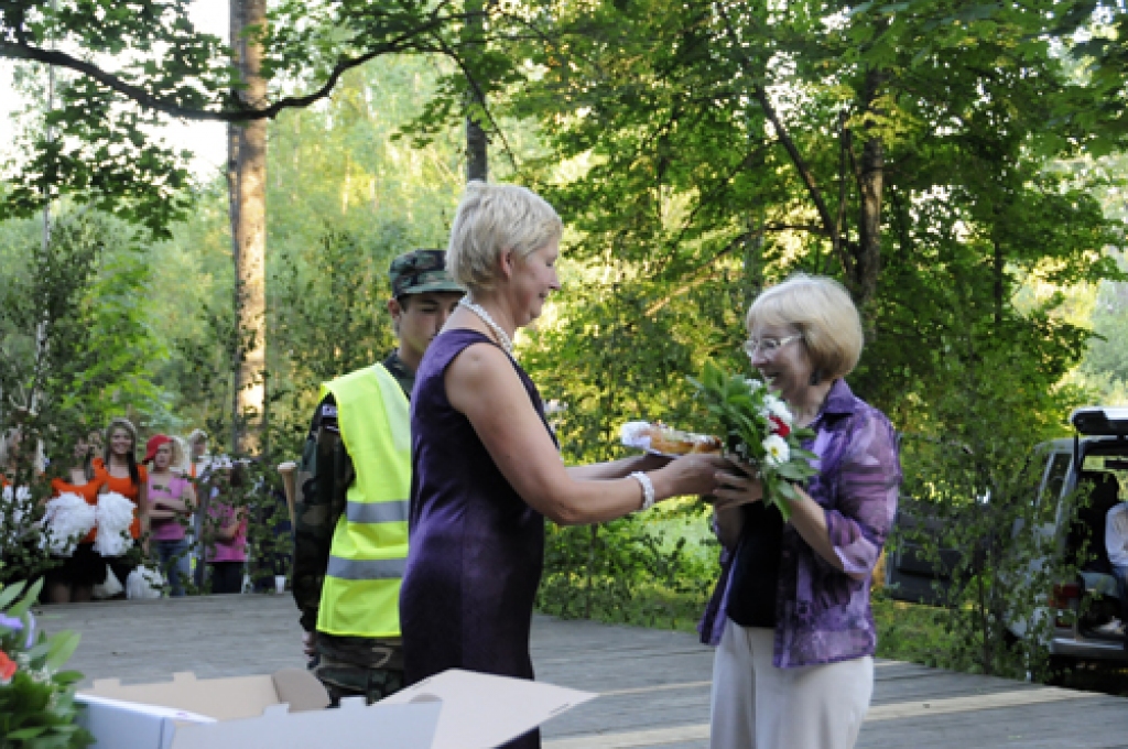 Pēterdienas svinības Kurmenē ir ilggadēja tradīcija, kas katru vasaru iezīmējas ar citādākām niansēm. 29. jūnijā gan ciemiņi, gan vietējie ļaudis bija aicināti apmeklēt Balto skolu, kur veidojas pagasta muzejs un atrodas vairākas iestādes....
Autors: Ivars Bogdanovs