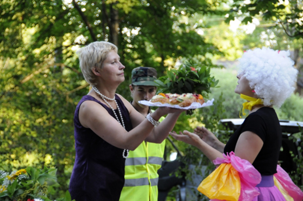 Pēterdienas svinības Kurmenē ir ilggadēja tradīcija, kas katru vasaru iezīmējas ar citādākām niansēm. 29. jūnijā gan ciemiņi, gan vietējie ļaudis bija aicināti apmeklēt Balto skolu, kur veidojas pagasta muzejs un atrodas vairākas iestādes....
Autors: Ivars Bogdanovs