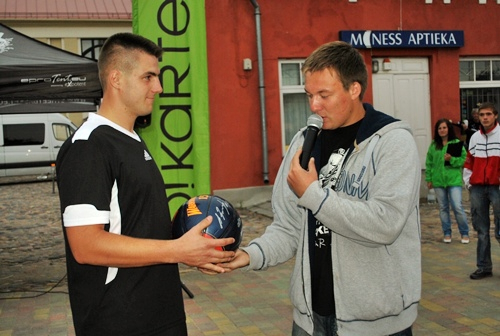 Bauskā 27. augustā risinājās viens no 60 «Ghetto Basket» organizētā turnīra plašākajiem reģionālajiem posmiem Latvijā. Piedalījās 22 komandas pieaugušo grupā un piecas vienības 1995. gadā dzimušo un jaunāku spēlētāju grupā. No mūsējiem...
Autors: Uldis Varnevičs