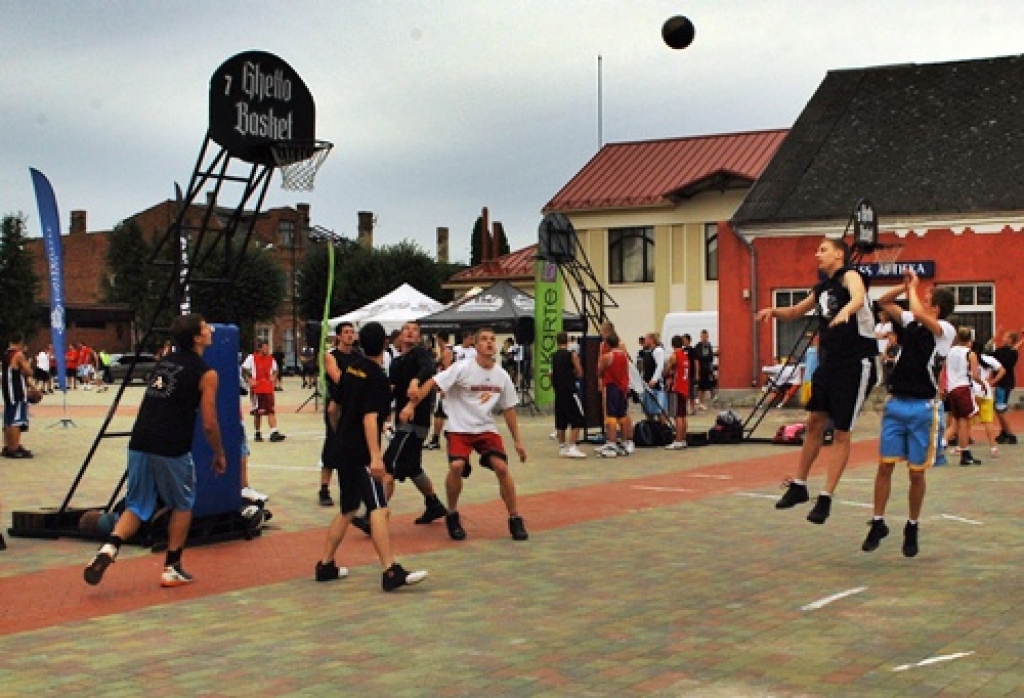 Bauskā 27. augustā risinājās viens no 60 «Ghetto Basket» organizētā turnīra plašākajiem reģionālajiem posmiem Latvijā. Piedalījās 22 komandas pieaugušo grupā un piecas vienības 1995. gadā dzimušo un jaunāku spēlētāju grupā. No mūsējiem...
Autors: Uldis Varnevičs