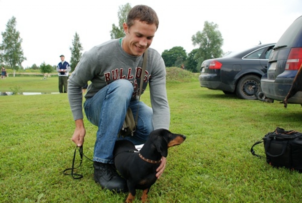 Šķirnes medību suņus nesen vērtēja Latvijas Mednieku kinoloģiskās apvienības 44. izstādē Jelgavas novadā. Galvenais eksperts bija baušķenieks Jānis Bite. Piedāvājam Edgara Piķeļa fotogrāfijās iemūžināto ieskatu šajā izstādē.