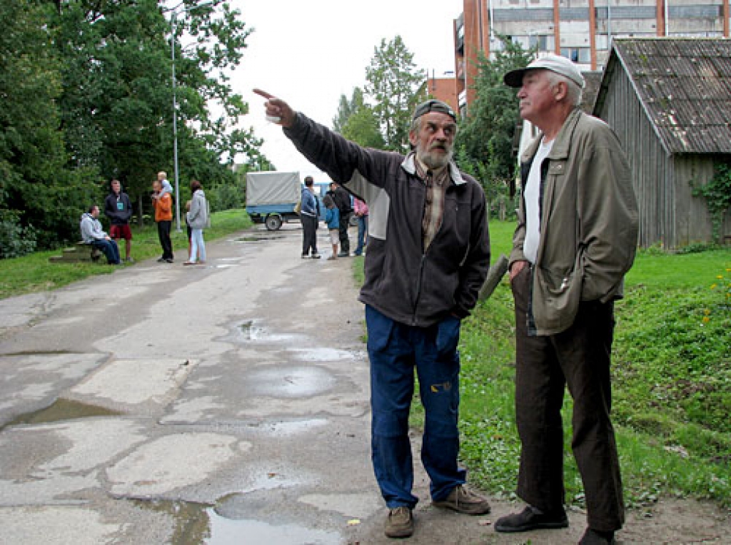 Trešdien, 25.augustā, Zemessardzes 54. Inženiertehniskā bataljona (54.ITBN) karavīri Bauskas novada Gailīšu pagastā spridzinot demontēja Pāces ciema ūdenstorni.Lēmumu, ka šo 25 metrus augsto konstrukciju nepieciešams demontēt, pieņēma...
Autors: Vilnis Auzāns