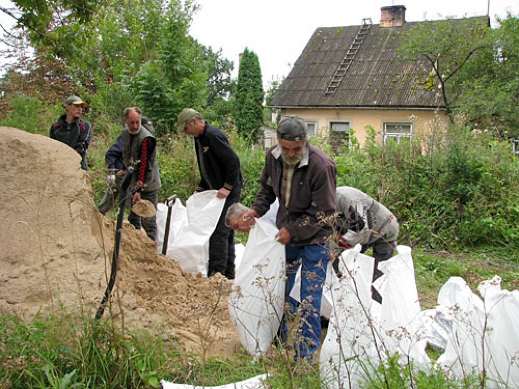 Trešdien, 25.augustā, Zemessardzes 54. Inženiertehniskā bataljona (54.ITBN) karavīri Bauskas novada Gailīšu pagastā spridzinot demontēja Pāces ciema ūdenstorni.Lēmumu, ka šo 25 metrus augsto konstrukciju nepieciešams demontēt, pieņēma...
Autors: Vilnis Auzāns
