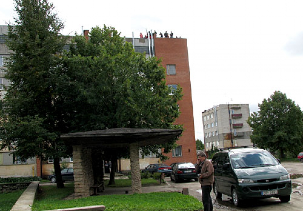 Trešdien, 25.augustā, Zemessardzes 54. Inženiertehniskā bataljona (54.ITBN) karavīri Bauskas novada Gailīšu pagastā spridzinot demontēja Pāces ciema ūdenstorni.Lēmumu, ka šo 25 metrus augsto konstrukciju nepieciešams demontēt, pieņēma...
Autors: Vilnis Auzāns