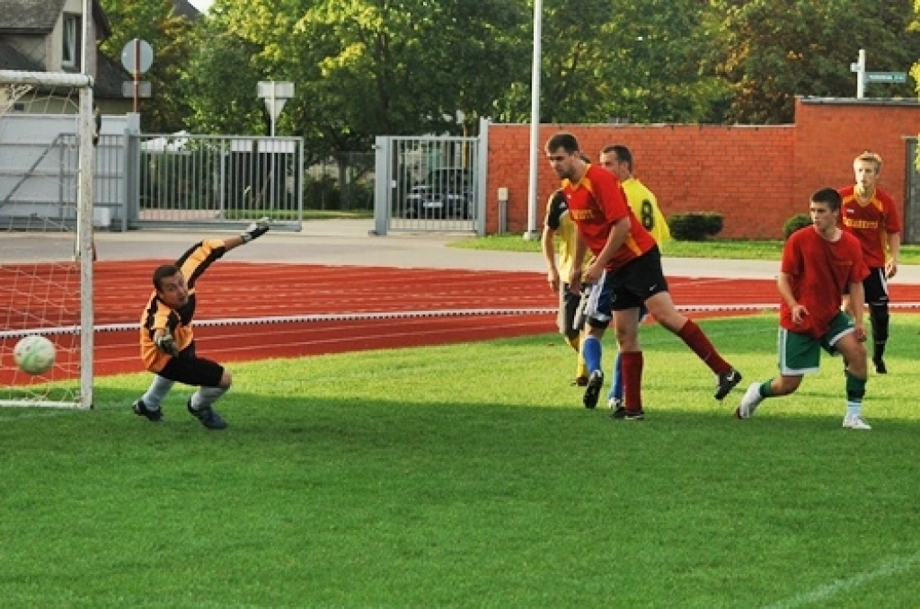 23. augusta vakarā Bauskas pilsētas stadionā noslēdzās Bauskas novada futbola čempionāts. Piedāvājam fotomirkļus no dažām spēlēm.Tomēr spēles nav beigušās. Komandas izslēgšanas spēļu turnīrā izcīnīs Rundāles kausu. Ceturtdaļfināla pārus...
Autors: Uldis Varnevičs