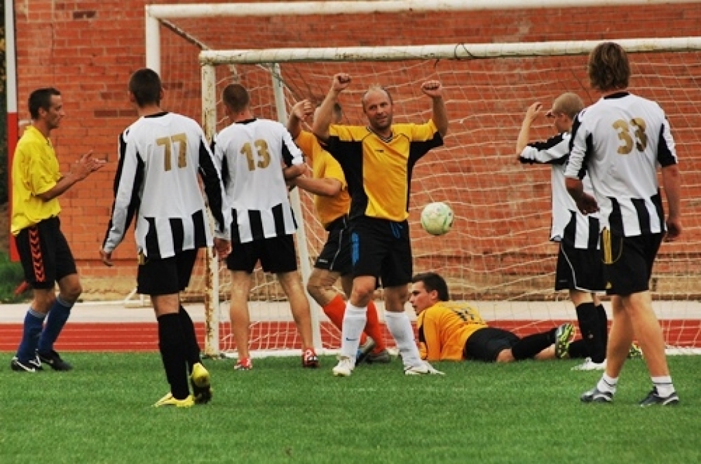 23. augusta vakarā Bauskas pilsētas stadionā noslēdzās Bauskas novada futbola čempionāts. Piedāvājam fotomirkļus no dažām spēlēm.Tomēr spēles nav beigušās. Komandas izslēgšanas spēļu turnīrā izcīnīs Rundāles kausu. Ceturtdaļfināla pārus...
Autors: Uldis Varnevičs