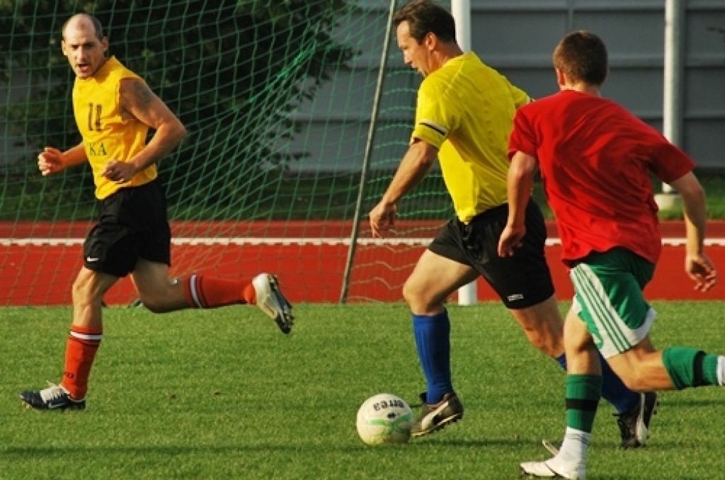 23. augusta vakarā Bauskas pilsētas stadionā noslēdzās Bauskas novada futbola čempionāts. Piedāvājam fotomirkļus no dažām spēlēm.Tomēr spēles nav beigušās. Komandas izslēgšanas spēļu turnīrā izcīnīs Rundāles kausu. Ceturtdaļfināla pārus...
Autors: Uldis Varnevičs