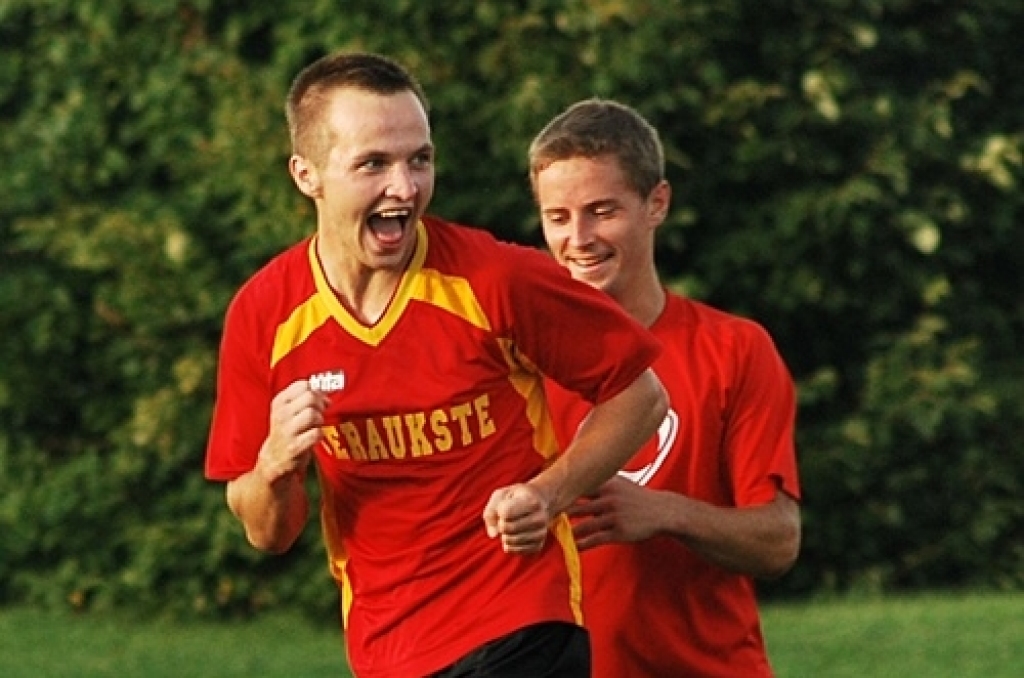 23. augusta vakarā Bauskas pilsētas stadionā noslēdzās Bauskas novada futbola čempionāts. Piedāvājam fotomirkļus no dažām spēlēm.Tomēr spēles nav beigušās. Komandas izslēgšanas spēļu turnīrā izcīnīs Rundāles kausu. Ceturtdaļfināla pārus...
Autors: Uldis Varnevičs