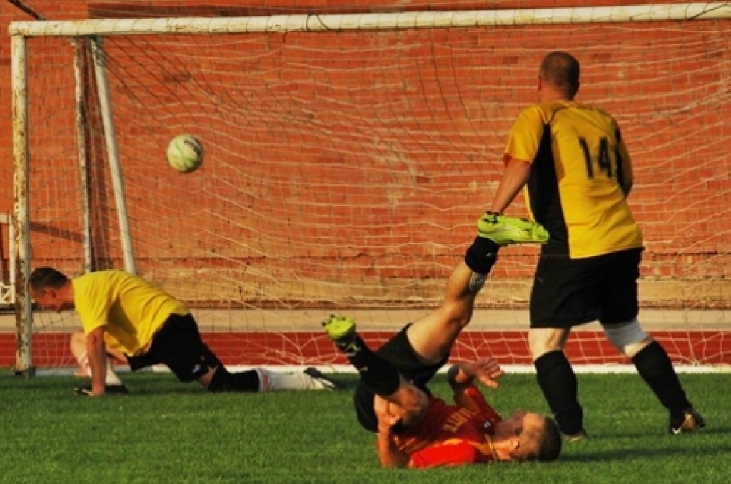 23. augusta vakarā Bauskas pilsētas stadionā noslēdzās Bauskas novada futbola čempionāts. Piedāvājam fotomirkļus no dažām spēlēm.Tomēr spēles nav beigušās. Komandas izslēgšanas spēļu turnīrā izcīnīs Rundāles kausu. Ceturtdaļfināla pārus...
Autors: Uldis Varnevičs