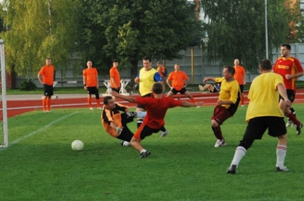 23. augusta vakarā Bauskas pilsētas stadionā noslēdzās Bauskas novada futbola čempionāts. Piedāvājam fotomirkļus no dažām spēlēm.Tomēr spēles nav beigušās. Komandas izslēgšanas spēļu turnīrā izcīnīs Rundāles kausu. Ceturtdaļfināla pārus...
Autors: Uldis Varnevičs