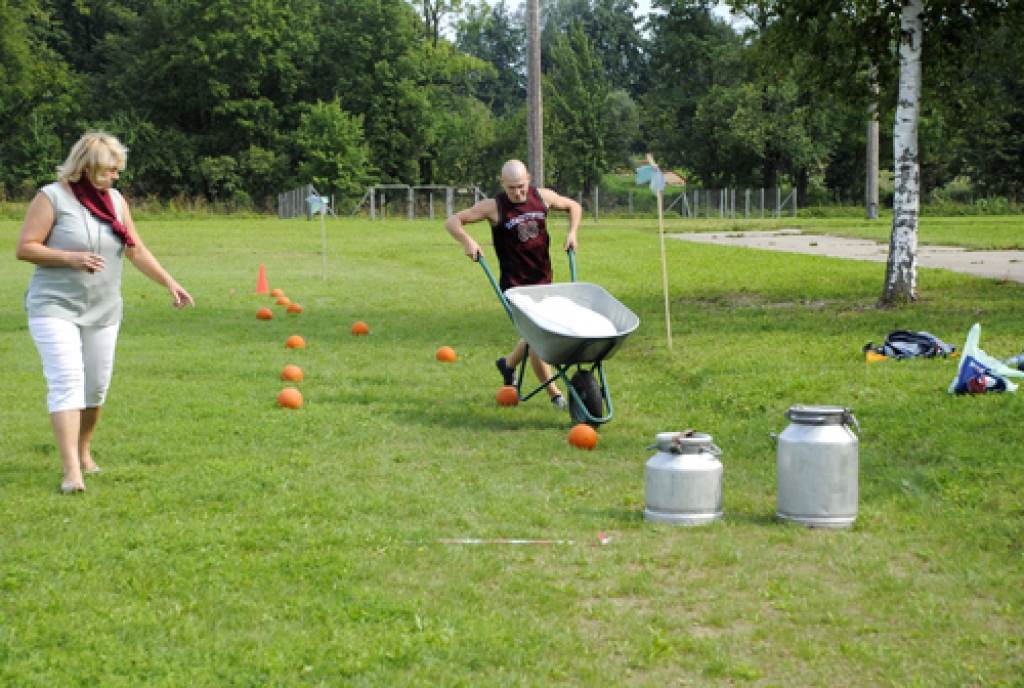 Rundāles novada pirmajos sporta svētkos noskaidroja «Dižliepu», kā arī «Dižozolu», šos titulus ieguva rundāliete Ruta Priedava un svitenieks Raitis Jutus. Abi saņēma kausus ar īpašu gravējumu. Novada sporta darba organizatore Lūcija...
Autors: Ivars Bogdanovs