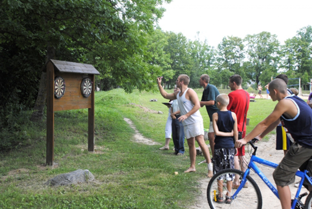 Rundāles novada pirmajos sporta svētkos noskaidroja «Dižliepu», kā arī «Dižozolu», šos titulus ieguva rundāliete Ruta Priedava un svitenieks Raitis Jutus. Abi saņēma kausus ar īpašu gravējumu. Novada sporta darba organizatore Lūcija...
Autors: Ivars Bogdanovs