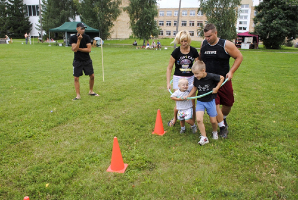 Rundāles novada pirmajos sporta svētkos noskaidroja «Dižliepu», kā arī «Dižozolu», šos titulus ieguva rundāliete Ruta Priedava un svitenieks Raitis Jutus. Abi saņēma kausus ar īpašu gravējumu. Novada sporta darba organizatore Lūcija...
Autors: Ivars Bogdanovs
