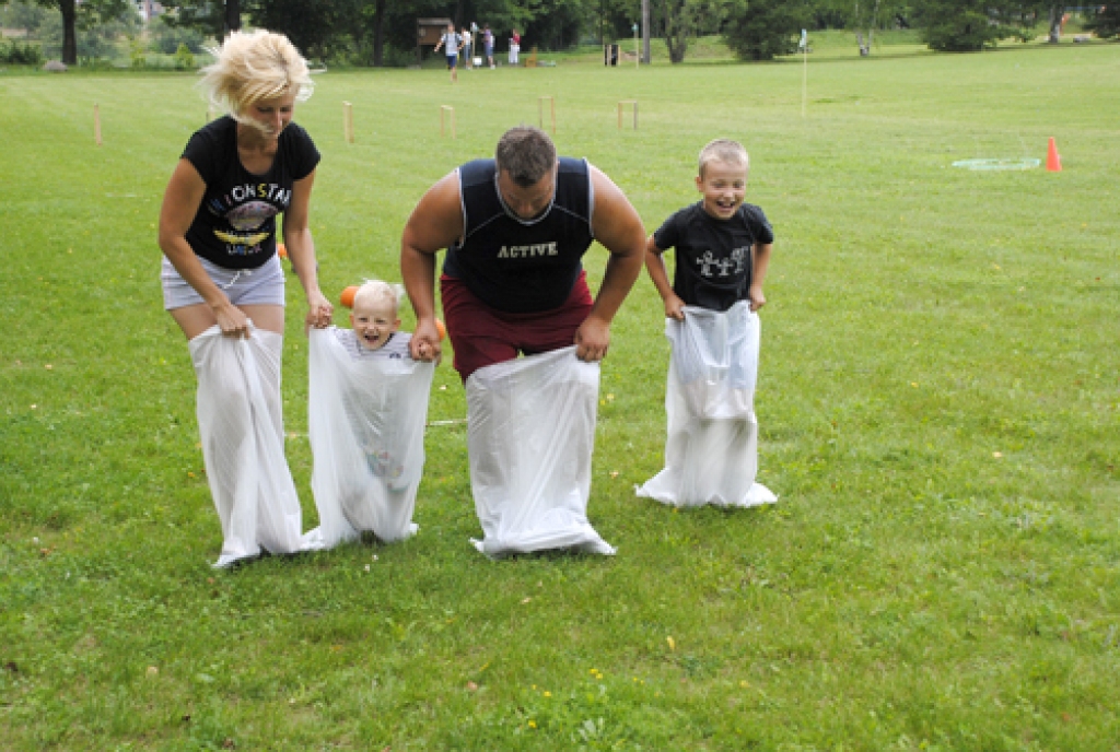 Rundāles novada pirmajos sporta svētkos noskaidroja «Dižliepu», kā arī «Dižozolu», šos titulus ieguva rundāliete Ruta Priedava un svitenieks Raitis Jutus. Abi saņēma kausus ar īpašu gravējumu. Novada sporta darba organizatore Lūcija...
Autors: Ivars Bogdanovs