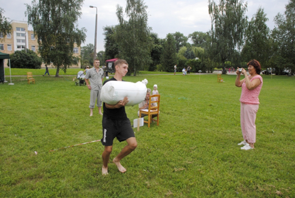 Rundāles novada pirmajos sporta svētkos noskaidroja «Dižliepu», kā arī «Dižozolu», šos titulus ieguva rundāliete Ruta Priedava un svitenieks Raitis Jutus. Abi saņēma kausus ar īpašu gravējumu. Novada sporta darba organizatore Lūcija...
Autors: Ivars Bogdanovs