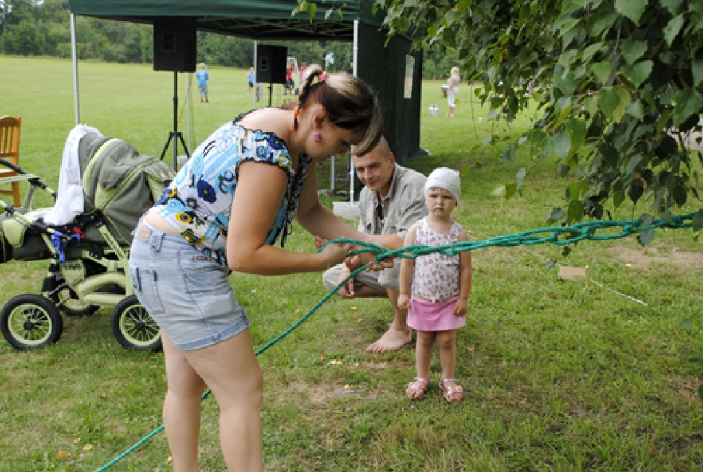 Rundāles novada pirmajos sporta svētkos noskaidroja «Dižliepu», kā arī «Dižozolu», šos titulus ieguva rundāliete Ruta Priedava un svitenieks Raitis Jutus. Abi saņēma kausus ar īpašu gravējumu. Novada sporta darba organizatore Lūcija...
Autors: Ivars Bogdanovs