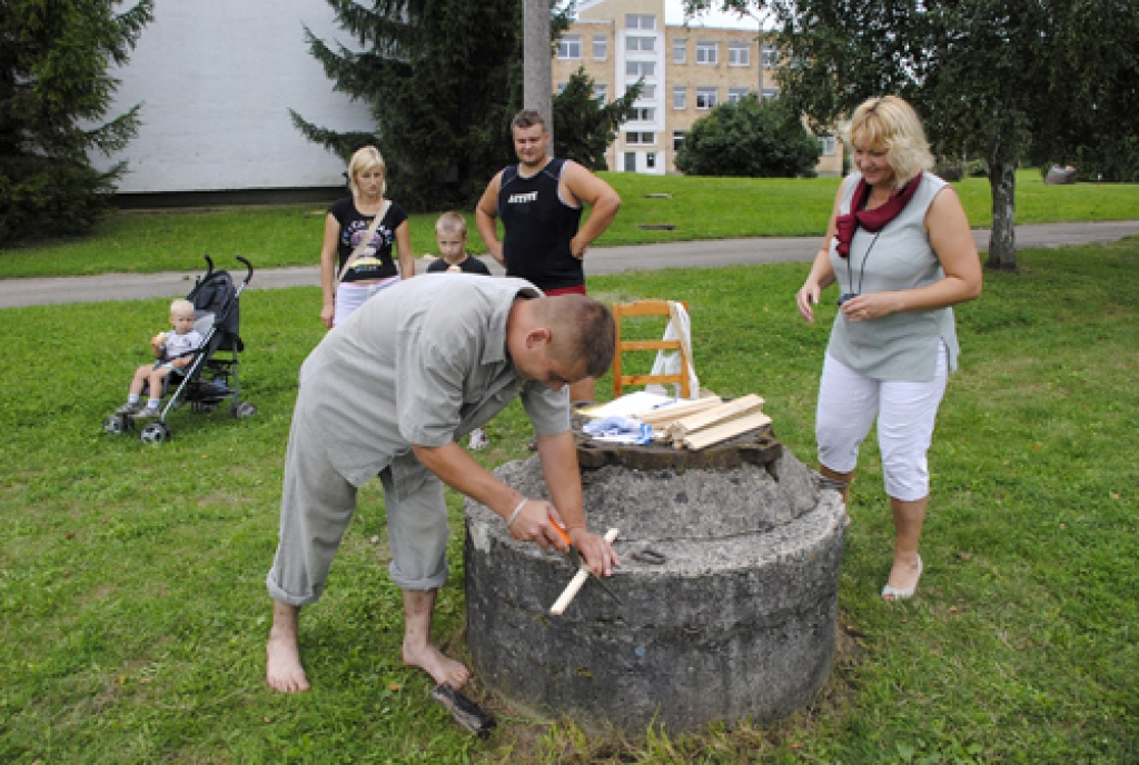 Rundāles novada pirmajos sporta svētkos noskaidroja «Dižliepu», kā arī «Dižozolu», šos titulus ieguva rundāliete Ruta Priedava un svitenieks Raitis Jutus. Abi saņēma kausus ar īpašu gravējumu. Novada sporta darba organizatore Lūcija...
Autors: Ivars Bogdanovs