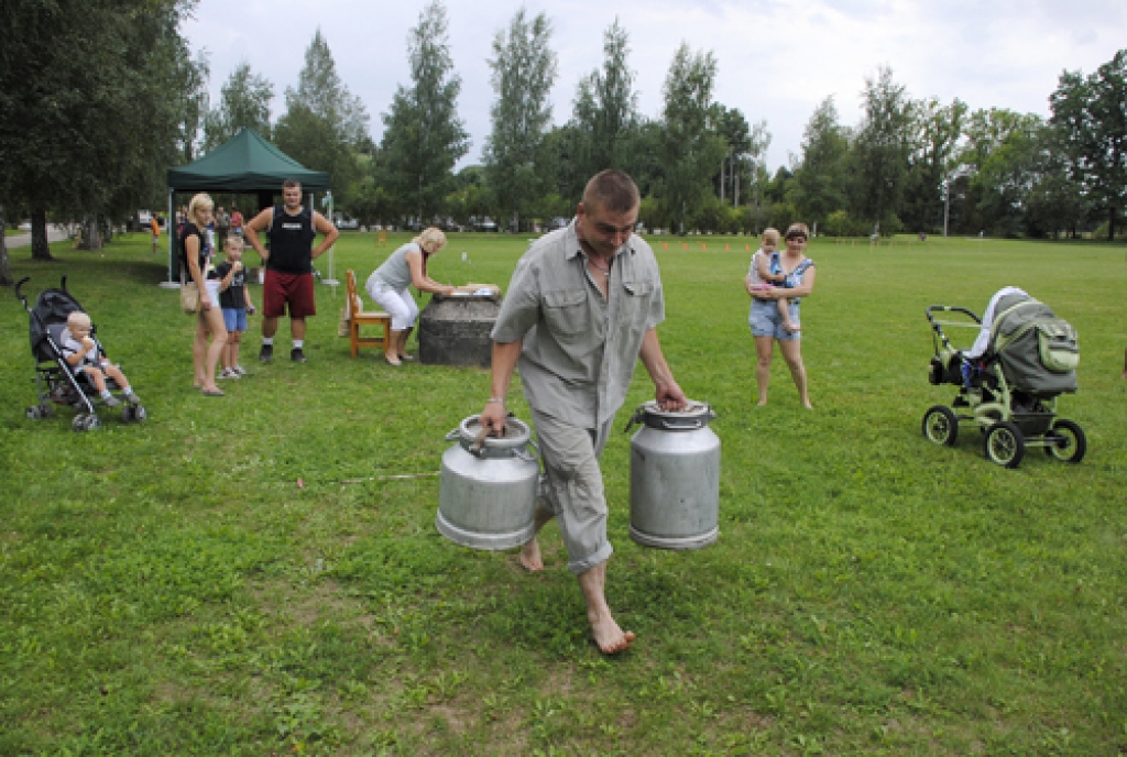 Rundāles novada pirmajos sporta svētkos noskaidroja «Dižliepu», kā arī «Dižozolu», šos titulus ieguva rundāliete Ruta Priedava un svitenieks Raitis Jutus. Abi saņēma kausus ar īpašu gravējumu. Novada sporta darba organizatore Lūcija...
Autors: Ivars Bogdanovs