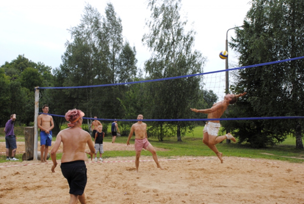 Rundāles novada pirmajos sporta svētkos noskaidroja «Dižliepu», kā arī «Dižozolu», šos titulus ieguva rundāliete Ruta Priedava un svitenieks Raitis Jutus. Abi saņēma kausus ar īpašu gravējumu. Novada sporta darba organizatore Lūcija...
Autors: Ivars Bogdanovs