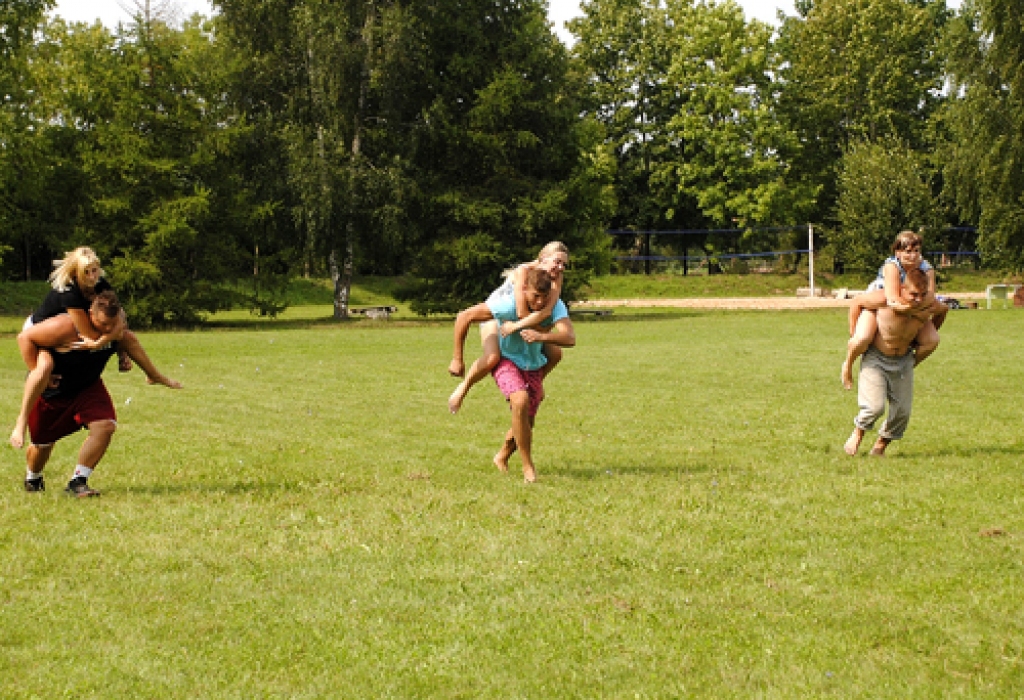 Rundāles novada pirmajos sporta svētkos noskaidroja «Dižliepu», kā arī «Dižozolu», šos titulus ieguva rundāliete Ruta Priedava un svitenieks Raitis Jutus. Abi saņēma kausus ar īpašu gravējumu. Novada sporta darba organizatore Lūcija...
Autors: Ivars Bogdanovs