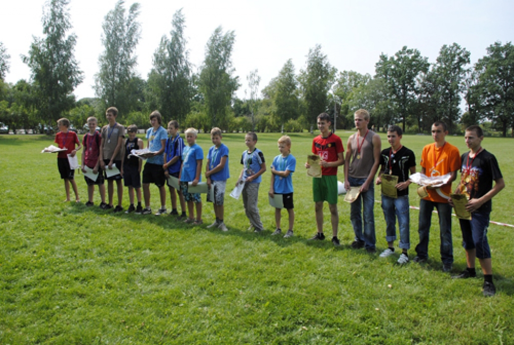 Rundāles novada pirmajos sporta svētkos noskaidroja «Dižliepu», kā arī «Dižozolu», šos titulus ieguva rundāliete Ruta Priedava un svitenieks Raitis Jutus. Abi saņēma kausus ar īpašu gravējumu. Novada sporta darba organizatore Lūcija...
Autors: Ivars Bogdanovs