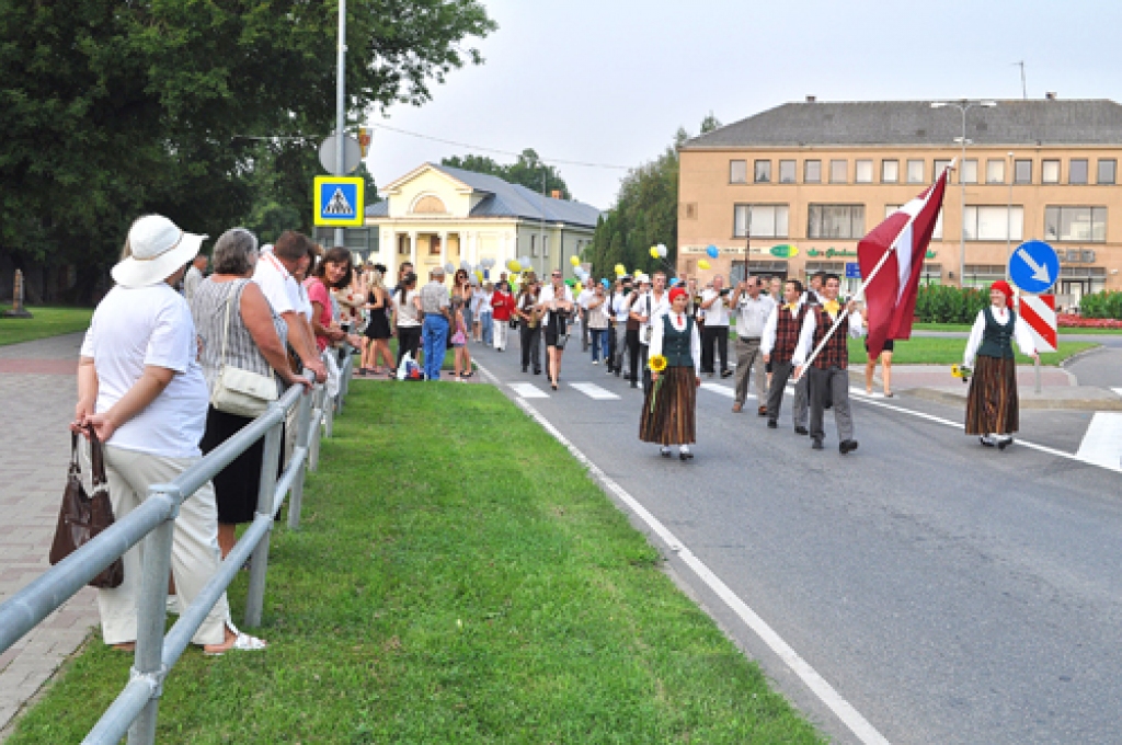 Bauskas pilskalna estrādē 7. augusta vakarā nolija konfeti lietus. Ietinušies krāsainu papīru strēmelītēs, bērni lēkāja pa estrādi. Tikmēr publika kopā ar Bauskas novada kopkori un solistiem izdziedāja latviešu populārāko dziesmu...