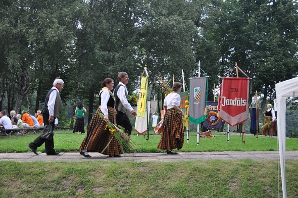 Bauskas pilskalna estrādē 7. augusta vakarā nolija konfeti lietus. Ietinušies krāsainu papīru strēmelītēs, bērni lēkāja pa estrādi. Tikmēr publika kopā ar Bauskas novada kopkori un solistiem izdziedāja latviešu populārāko dziesmu...