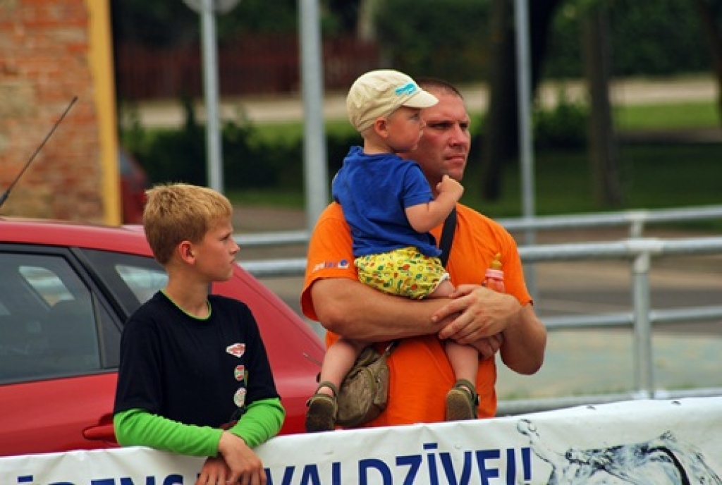 Latvijas Stiprinieku federācijas rīkotās spēkavīru sacensības Bauskā sestdien, 7. augustā, vēroja gan mazi, gan lieli baušķenieki. Sešos dažādos vingrinājumos skatītāji juta līdzi septiņiem censoņiem, viņu vidū bija arī rundālietis Jānis...
Autors: Uldis Varnevičs