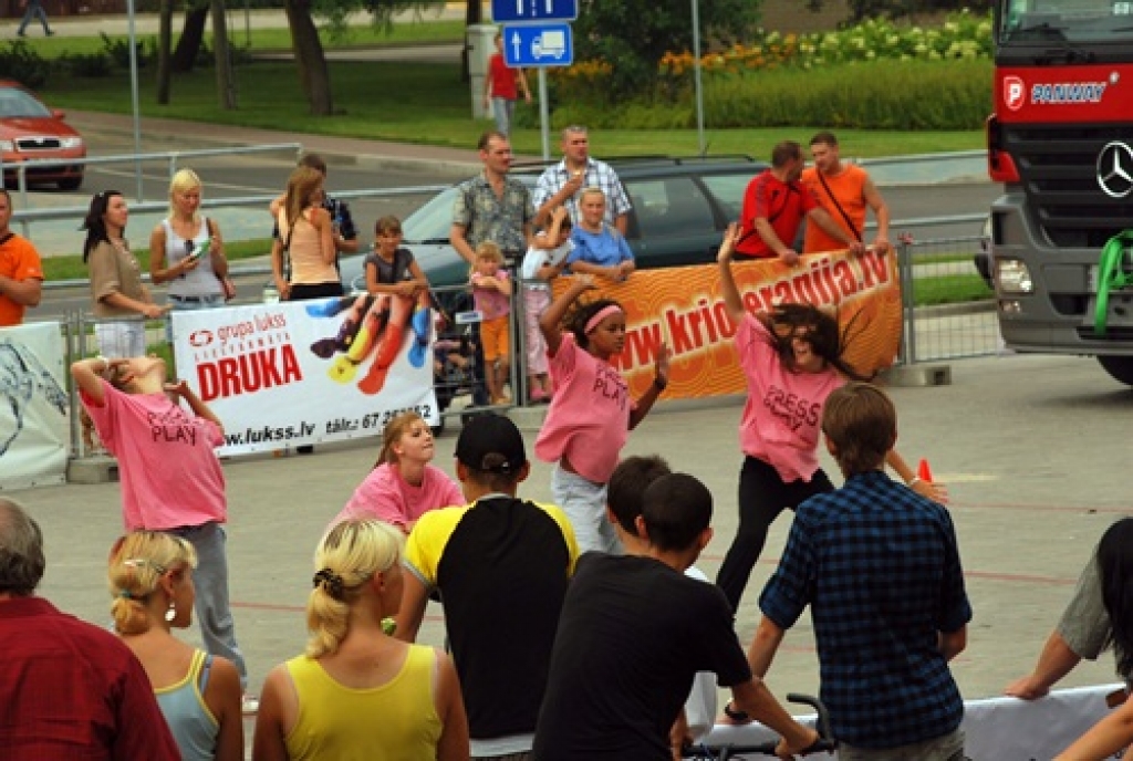 Latvijas Stiprinieku federācijas rīkotās spēkavīru sacensības Bauskā sestdien, 7. augustā, vēroja gan mazi, gan lieli baušķenieki. Sešos dažādos vingrinājumos skatītāji juta līdzi septiņiem censoņiem, viņu vidū bija arī rundālietis Jānis...
Autors: Uldis Varnevičs