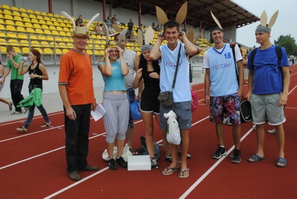 Bauskas novada svētku sportiskā daļa sestdien, 7. augstā, pulcināja visu četru novadu pārstāvjus. Sporta spēļu atklāšanas parādē izteiksmīgākie bija Ceraukstes pagasta ļaudis, kurus varēja labi pamanīt, jo visiem bija galvas rotas ar garām...
Autors: Juris Iļņickis