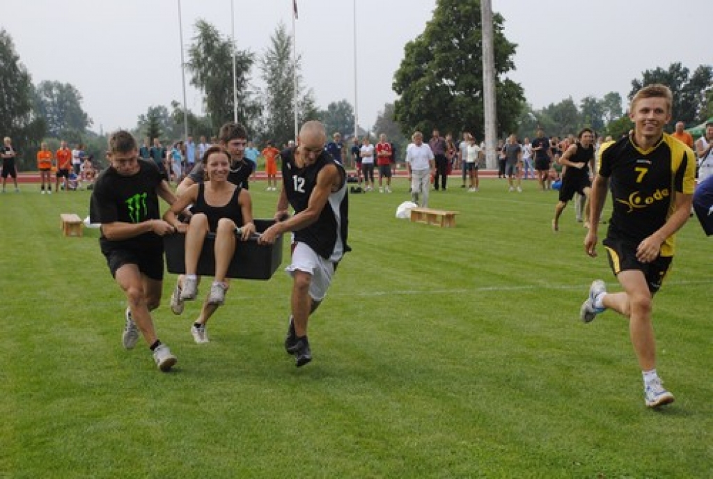 Bauskas novada svētku sportiskā daļa sestdien, 7. augstā, pulcināja visu četru novadu pārstāvjus. Sporta spēļu atklāšanas parādē izteiksmīgākie bija Ceraukstes pagasta ļaudis, kurus varēja labi pamanīt, jo visiem bija galvas rotas ar garām...
Autors: Juris Iļņickis