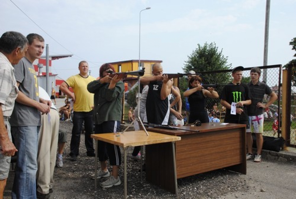 Bauskas novada svētku sportiskā daļa sestdien, 7. augstā, pulcināja visu četru novadu pārstāvjus. Sporta spēļu atklāšanas parādē izteiksmīgākie bija Ceraukstes pagasta ļaudis, kurus varēja labi pamanīt, jo visiem bija galvas rotas ar garām...
Autors: Juris Iļņickis