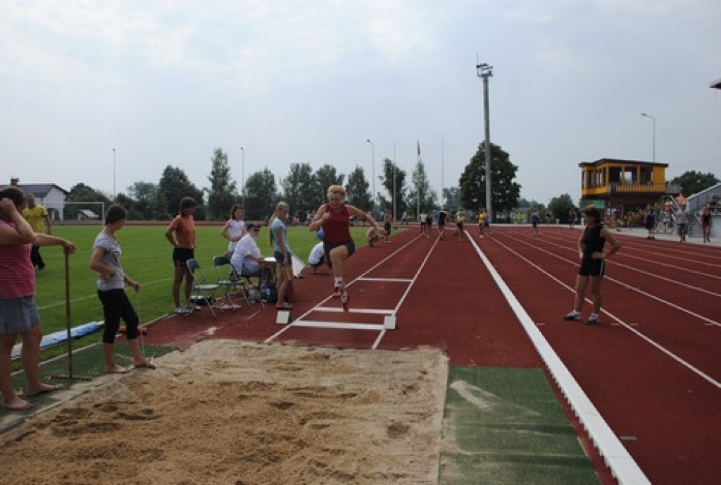 Bauskas novada svētku sportiskā daļa sestdien, 7. augstā, pulcināja visu četru novadu pārstāvjus. Sporta spēļu atklāšanas parādē izteiksmīgākie bija Ceraukstes pagasta ļaudis, kurus varēja labi pamanīt, jo visiem bija galvas rotas ar garām...
Autors: Juris Iļņickis