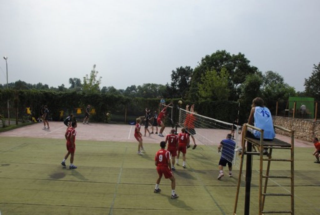 Bauskas novada svētku sportiskā daļa sestdien, 7. augstā, pulcināja visu četru novadu pārstāvjus. Sporta spēļu atklāšanas parādē izteiksmīgākie bija Ceraukstes pagasta ļaudis, kurus varēja labi pamanīt, jo visiem bija galvas rotas ar garām...
Autors: Juris Iļņickis