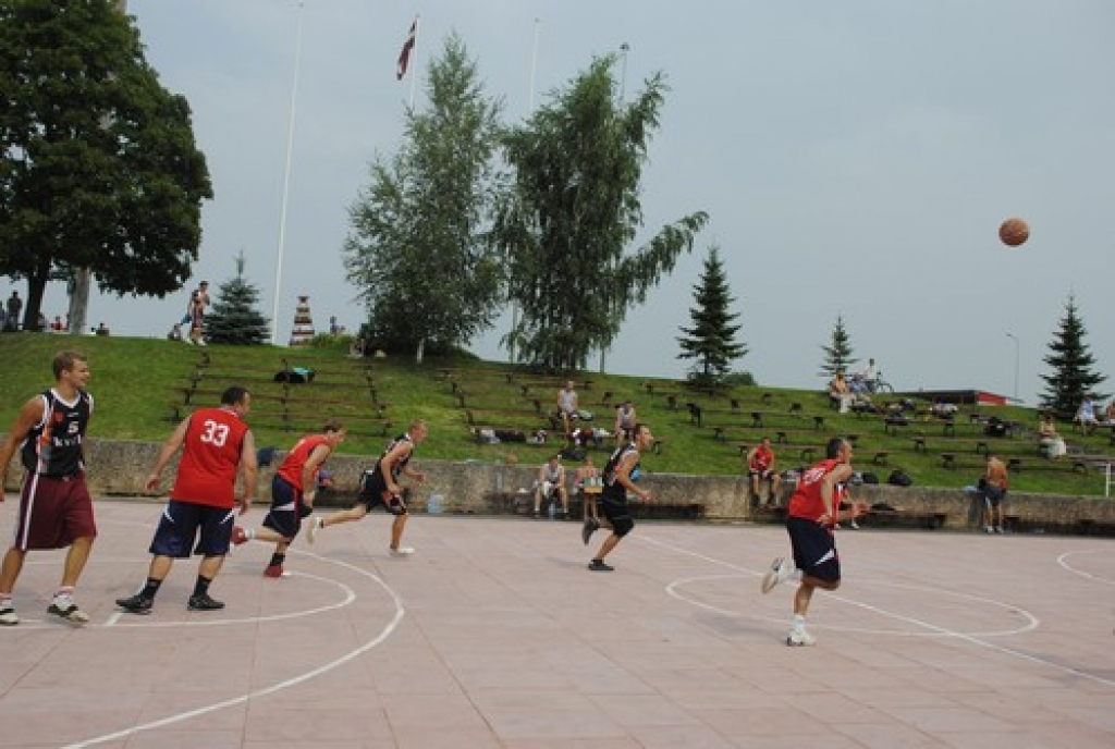 Bauskas novada svētku sportiskā daļa sestdien, 7. augstā, pulcināja visu četru novadu pārstāvjus. Sporta spēļu atklāšanas parādē izteiksmīgākie bija Ceraukstes pagasta ļaudis, kurus varēja labi pamanīt, jo visiem bija galvas rotas ar garām...
Autors: Juris Iļņickis