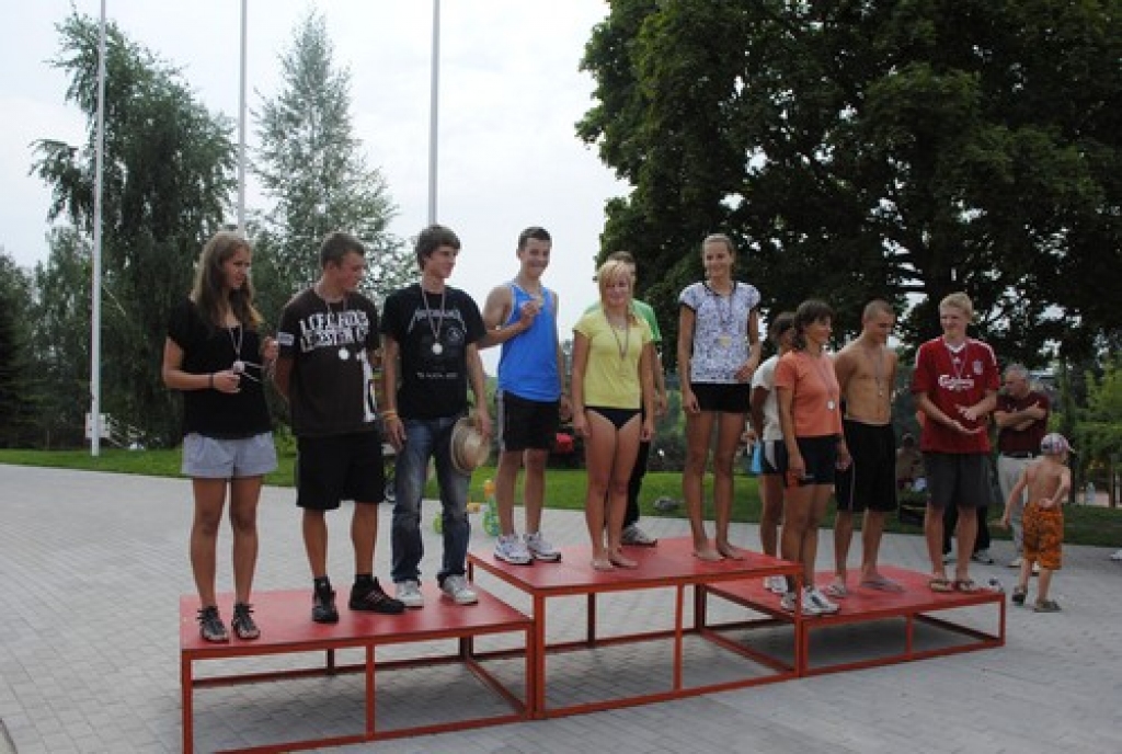 Bauskas novada svētku sportiskā daļa sestdien, 7. augstā, pulcināja visu četru novadu pārstāvjus. Sporta spēļu atklāšanas parādē izteiksmīgākie bija Ceraukstes pagasta ļaudis, kurus varēja labi pamanīt, jo visiem bija galvas rotas ar garām...
Autors: Juris Iļņickis