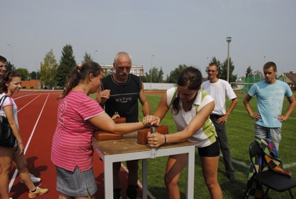 Bauskas novada svētku sportiskā daļa sestdien, 7. augstā, pulcināja visu četru novadu pārstāvjus. Sporta spēļu atklāšanas parādē izteiksmīgākie bija Ceraukstes pagasta ļaudis, kurus varēja labi pamanīt, jo visiem bija galvas rotas ar garām...
Autors: Juris Iļņickis