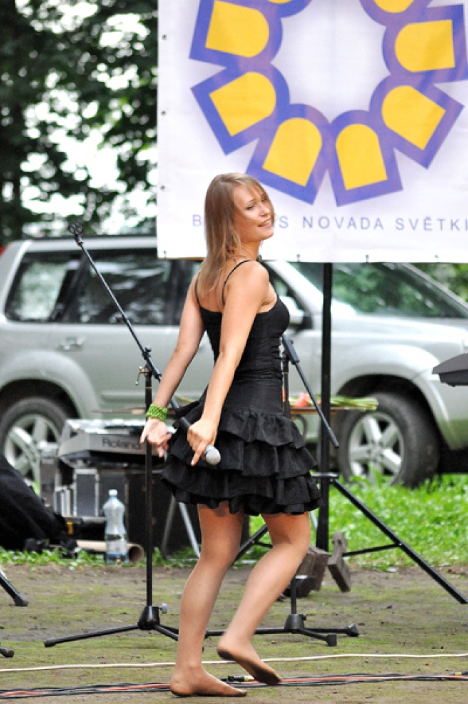 Bauskas novada svētkos Vecsaulē dominēja gaiša un labvēlīga noskaņa. Vakara apmeklētāji vairākus priekšnesumus atbalstīja ar aplausiem un dzīvoja līdzi gan senioriem, gan pavisam jaunajiem dziesmu izpildītājiem. Pagasta pārvaldes vadītāja...