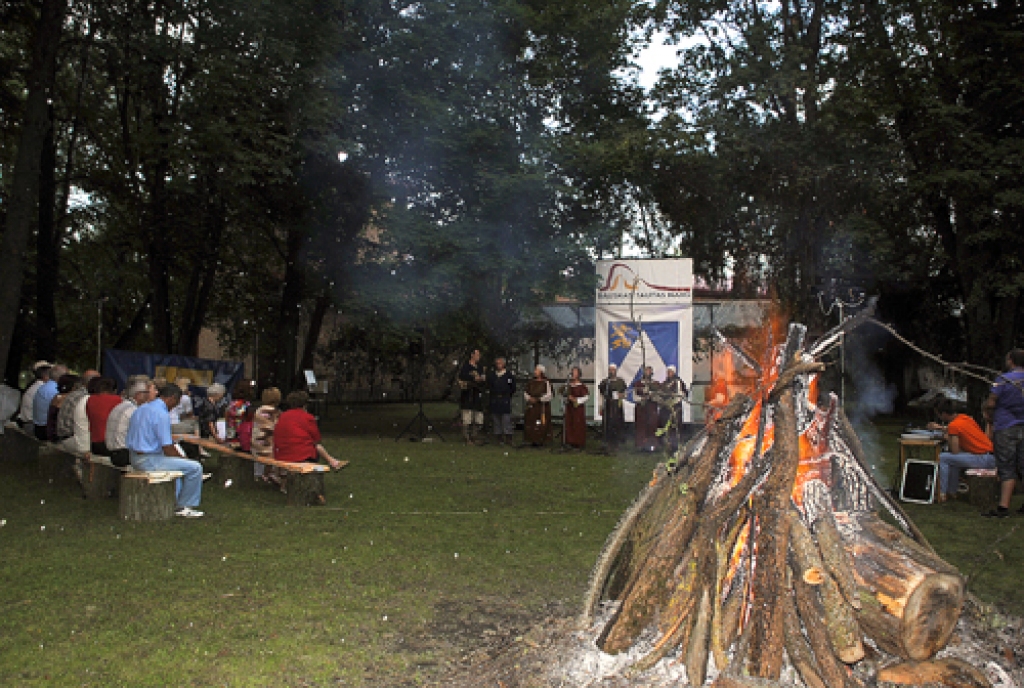 «Ir tāds sens ticējums, ja svētkus iesāk svinēt pirmdienā, tad tie turpināsies visu nedēļu. Tā arī būs,» šādus vārdus sanākušajiem, atklājot Bauskas novada svētku svinības Ceraukstē, pirmdien, 2. augustā, teica pagasta pārvaldes vadītājs...
Autors: Juris Iļņickis