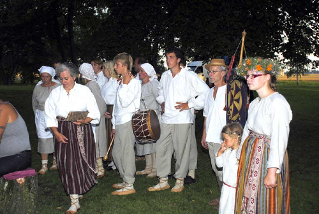 «Ir tāds sens ticējums, ja svētkus iesāk svinēt pirmdienā, tad tie turpināsies visu nedēļu. Tā arī būs,» šādus vārdus sanākušajiem, atklājot Bauskas novada svētku svinības Ceraukstē, pirmdien, 2. augustā, teica pagasta pārvaldes vadītājs...
Autors: Juris Iļņickis