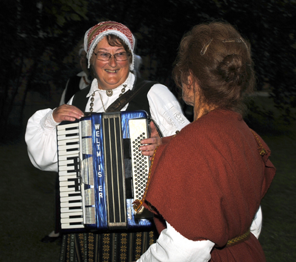 «Ir tāds sens ticējums, ja svētkus iesāk svinēt pirmdienā, tad tie turpināsies visu nedēļu. Tā arī būs,» šādus vārdus sanākušajiem, atklājot Bauskas novada svētku svinības Ceraukstē, pirmdien, 2. augustā, teica pagasta pārvaldes vadītājs...
Autors: Juris Iļņickis