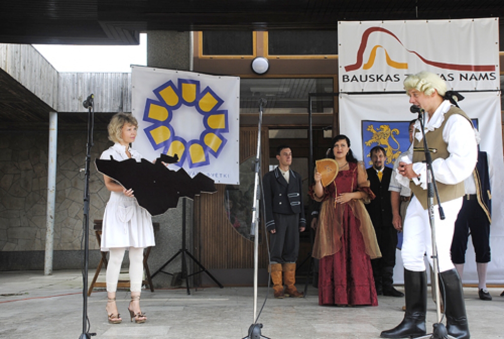 Bauskas novada svētku koncerts 1. augustā notika Gailīšu pagastā. Uzstājās daudzi vieskolektīvi – Bauskas tautas nama «Biguļi» un «Mēmele», «Jandāls», līnijdeju grupa «Hot Boots», konkursa «Bauskas balsis», Īslīces pagasta vokālās studijas...
Autors: Juris Iļņickis