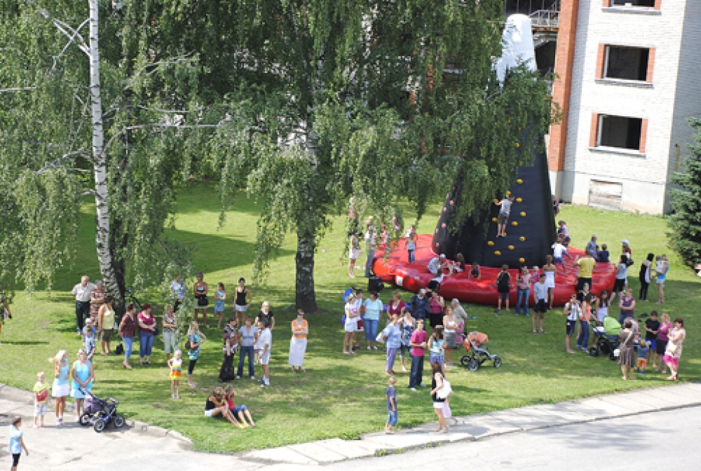 Bauskas novada svētku koncerts 1. augustā notika Gailīšu pagastā. Uzstājās daudzi vieskolektīvi – Bauskas tautas nama «Biguļi» un «Mēmele», «Jandāls», līnijdeju grupa «Hot Boots», konkursa «Bauskas balsis», Īslīces pagasta vokālās studijas...
Autors: Juris Iļņickis