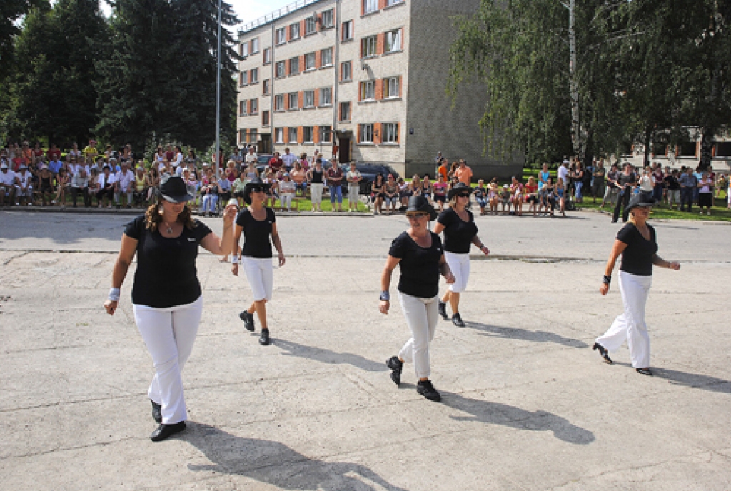 Bauskas novada svētku koncerts 1. augustā notika Gailīšu pagastā. Uzstājās daudzi vieskolektīvi – Bauskas tautas nama «Biguļi» un «Mēmele», «Jandāls», līnijdeju grupa «Hot Boots», konkursa «Bauskas balsis», Īslīces pagasta vokālās studijas...
Autors: Juris Iļņickis