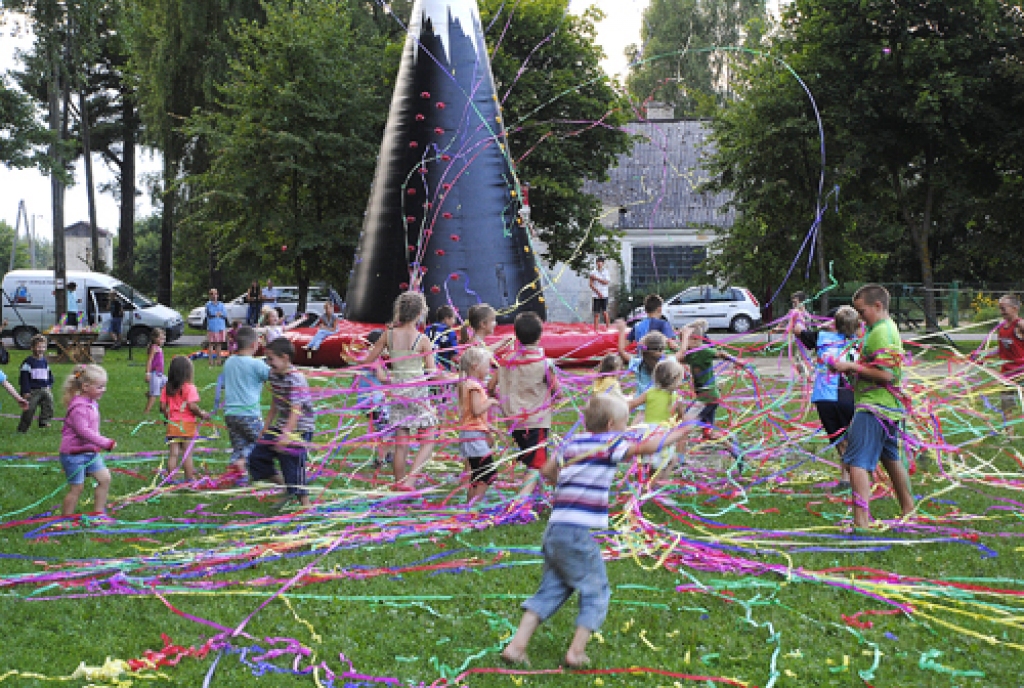 Šīgada Bauskas novada svētki notiks katrā pagastā, līdz 7. augustā tie noslēgsies Bauskā. Svētku atklāšanas koncertu Dāviņu ciematā 30. jūlijā vietējie iedzīvotāji ilgi atcerēsies. Fotogrāfijās piedāvājam ieskatu svētkos.
Autors: Juris Iļņickis
