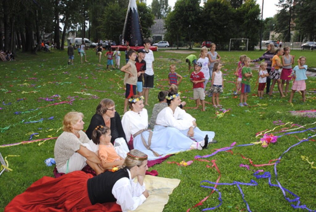 Šīgada Bauskas novada svētki notiks katrā pagastā, līdz 7. augustā tie noslēgsies Bauskā. Svētku atklāšanas koncertu Dāviņu ciematā 30. jūlijā vietējie iedzīvotāji ilgi atcerēsies. Fotogrāfijās piedāvājam ieskatu svētkos.
Autors: Juris Iļņickis